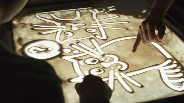 Children Making Sand Art alt