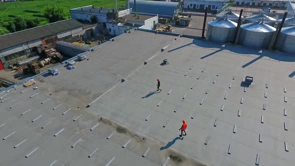 Construction os new solar farm on a roof