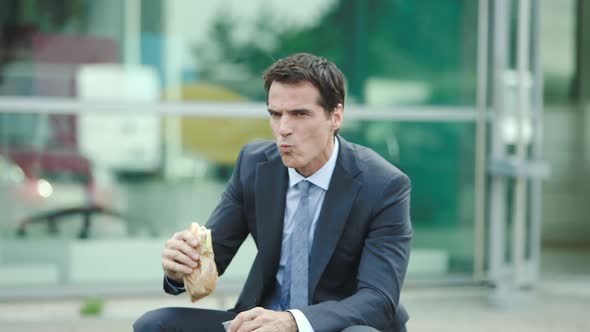 Businessman eating lunch outdoors