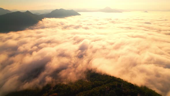 4K Sun is rising above sea of clouds until the horizon