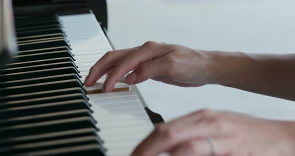 Woman play piano