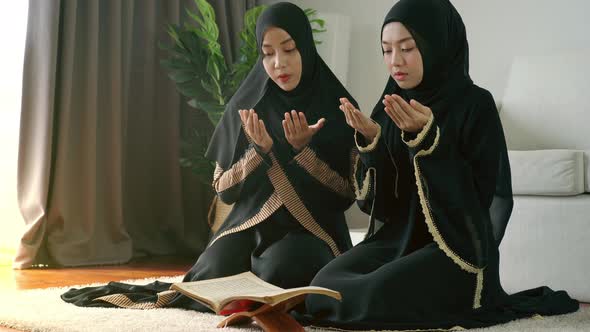 Asian Muslim Women Reading the Qur'an