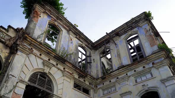 Panning old abandoned building