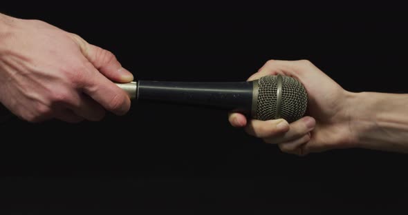 Connecting the cable to a microphone