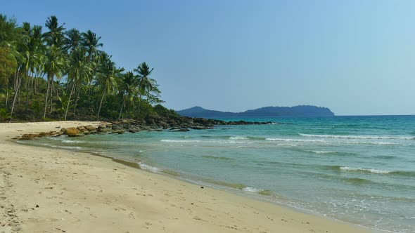 Beautiful tropical beach sea ocean with blue sky and white cloud