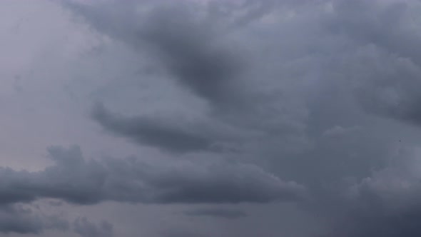 Timelapse: fluffy clouds floating the sky