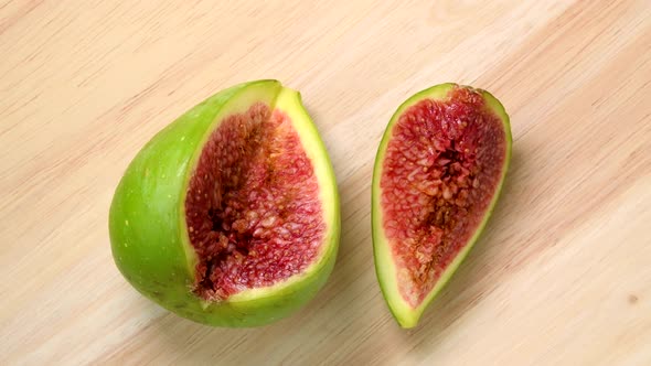 Fig rotating top view on wooden background