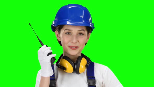 Bilder Girl Wearing Wearing Talks on the Walkie Talkie, Green Screen