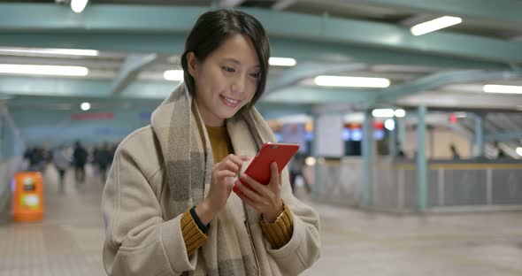 Woman use of mobile phone in city at night