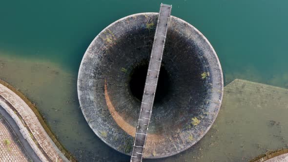 Reservoir discharge channel from top