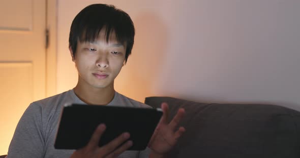 Man use of tablet computer at night 