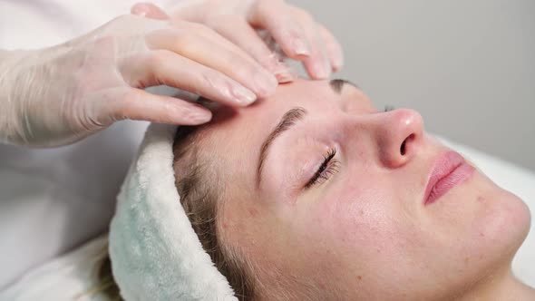 Face Massage at Spa Salon