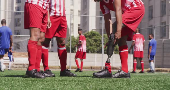 Soccer player remove its prosthetic leg