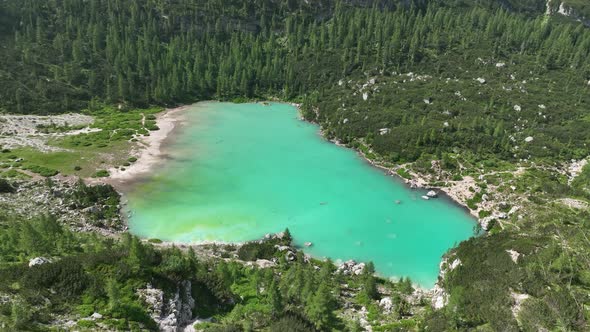 Hikers and travelers enjoying the turquoise Lago di Sorapiss (mountain lake)