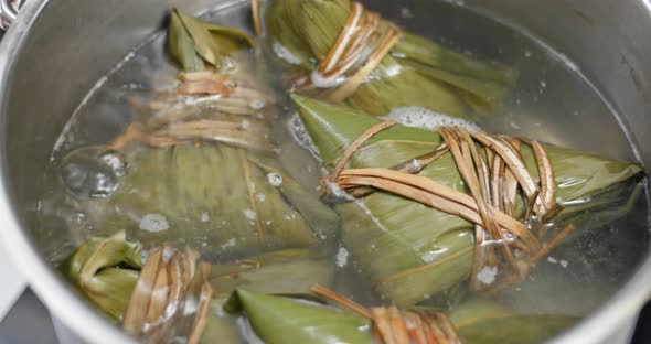 Cook in water with rice dumpling