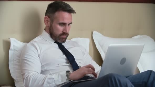 Chatting Online With Friend alt