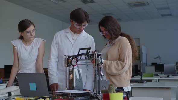 Students Teach How to Connect All the Details of the 3D Printed Machine