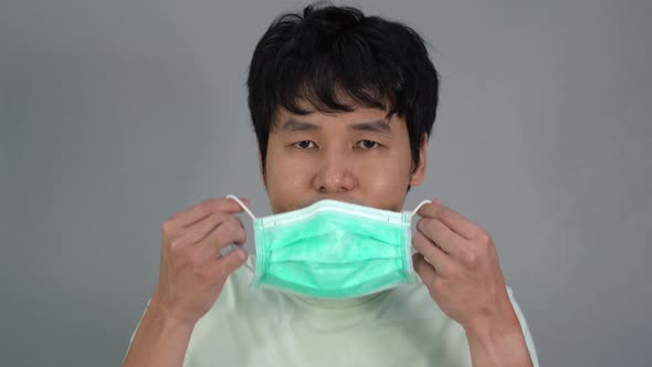若い男は医療用マスク（サージカルマスク）、ウイルス対策を着用します。 / Videohive, Stock footage, People