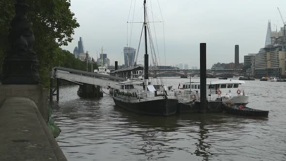 London City - Ships and Bridge