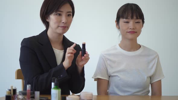 woman teaching makeup