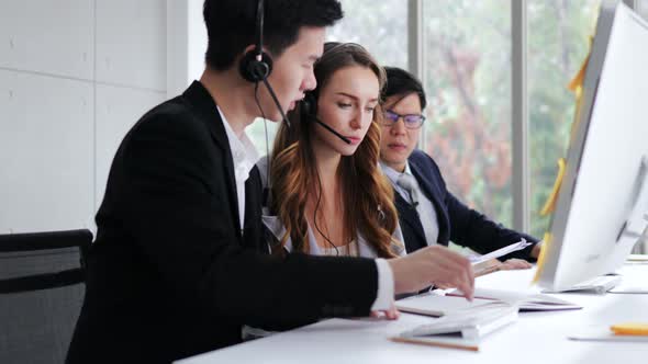 Customer Supporter call center discussion together before start working