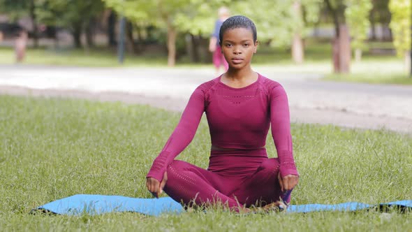 Young African American Sporty Woman Sitting on Sport Mat Practice Yoga Asana Enhances Selfawareness