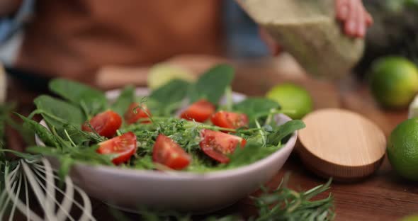 Making Healthy Green Salad