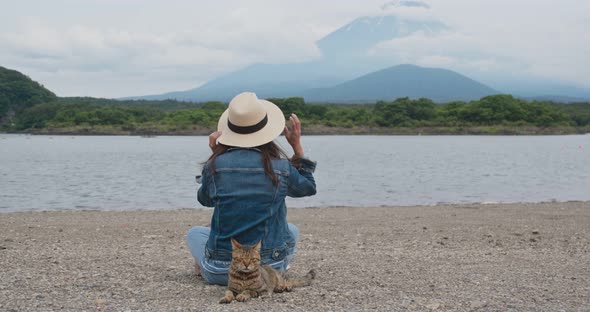 Woman look at the mountain fuji with a cat