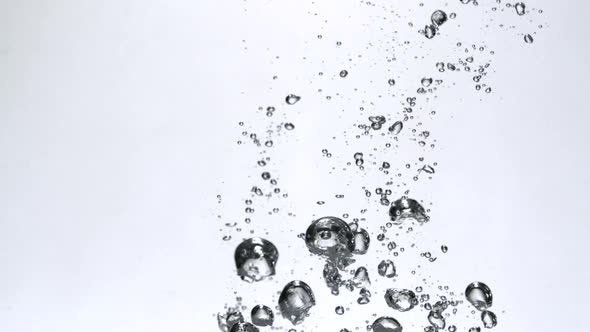 Ice cube in water, Slow Motion alt