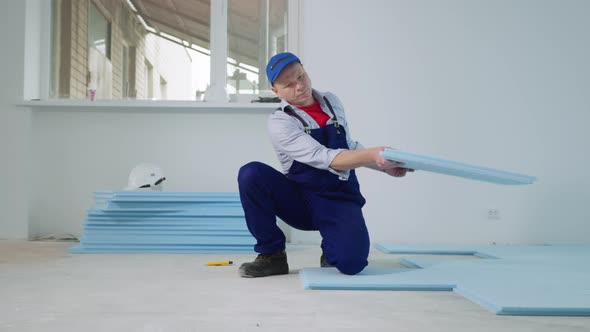 Male Builder Insulate Floor with Polystyrene Foam for Laying Laminate