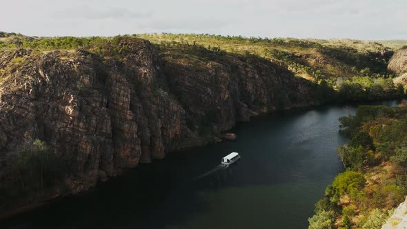 tour boat sails up katherine gorge in nitmiluk national park