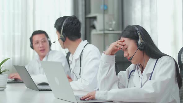 A Woman Doctors Working As Call Centre Agent Headache Because Her Colleagues Are Talking During Work