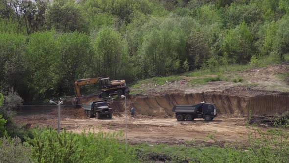 Timelapse: yellow excavator pouring soil into tipper.