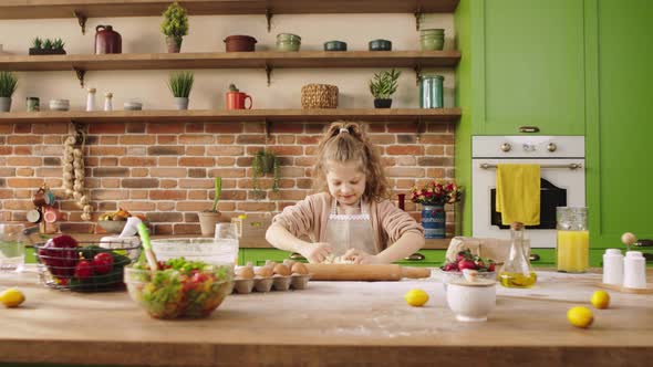 Amazing Cute Pretty Lady Hard Mixed the Dough for