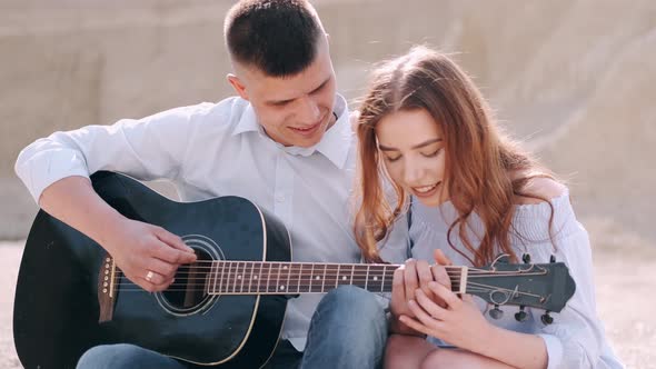 Boyfriend Performs Song for Girlfriend While Having Date