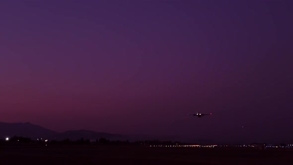 Despegue de avión desde pista con precioso atardecer de fondo.