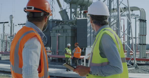 Mature Foreman with Tablet Speaking with Employee