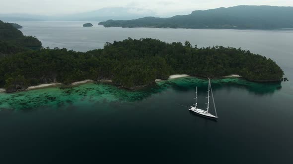 Triton Bay: Boat On Turquoise Sea And Green Tropical Trees In Kaimana Islands. 