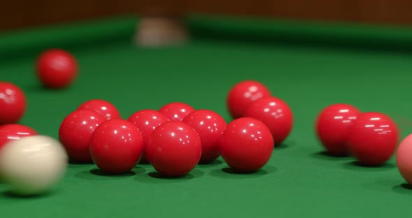 Play snooker ball on table