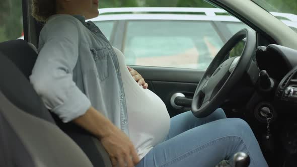 Pregnant Female Sitting in Auto and Feeling Pain in Stomach, Risk of Misbirth