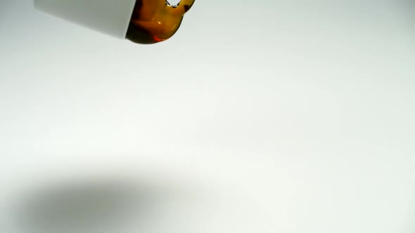 Spilling cup of coffee, Slow Motion alt