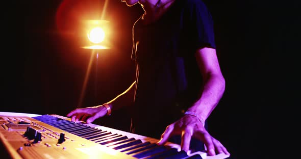 Man playing electronic keyboard 4k