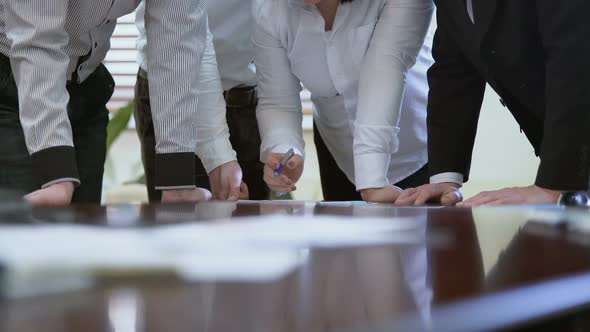 Managers Gathered to Exchange Opinions on Report, Lady Boss Giving Instructions