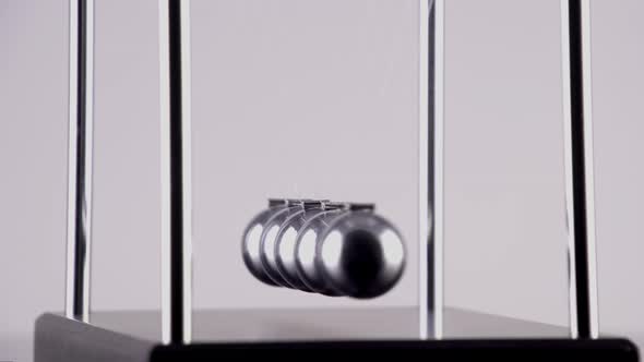 Newton's Cradle Slow Motion alt