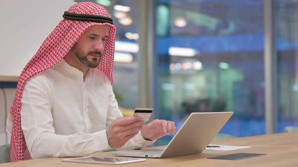 Online Payment Failure on Laptop for Arab Businessman