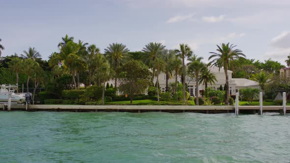 White house seen behind palm trees alt