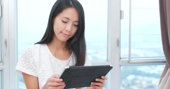 Young woman use of tablet computer at home