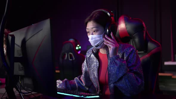 During the Pandemic a Masked Female Commentator Leads a Live Broadcast From an Esports Tournament