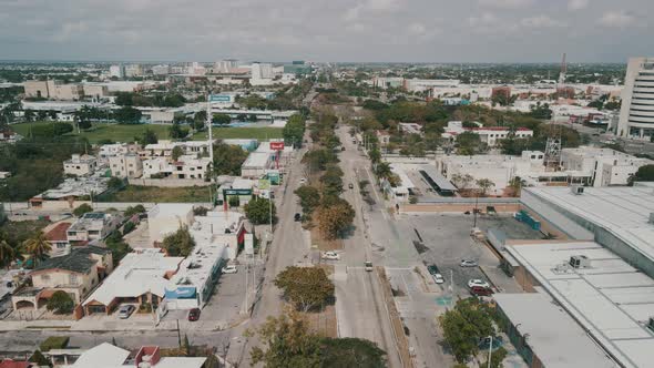 Accelerated view of avenue with railroad at center in yucatan