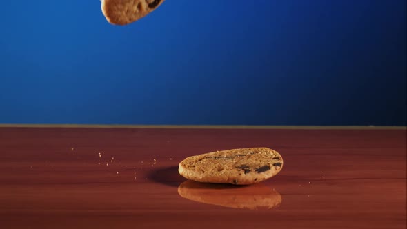 Cookies falling and bouncing in ultra slow motion 1500fps - reflective surface - COOKIES